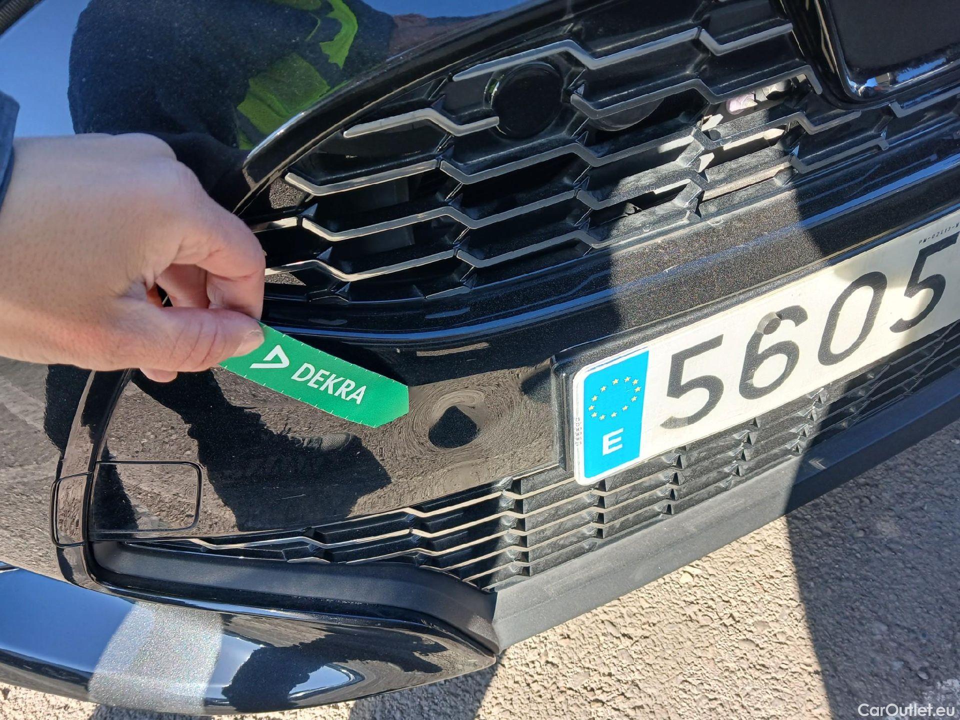  Toyota  Yaris TOYOTA  / 2020 / 5P / berlina con portón 1.5 120H GR Sport #4