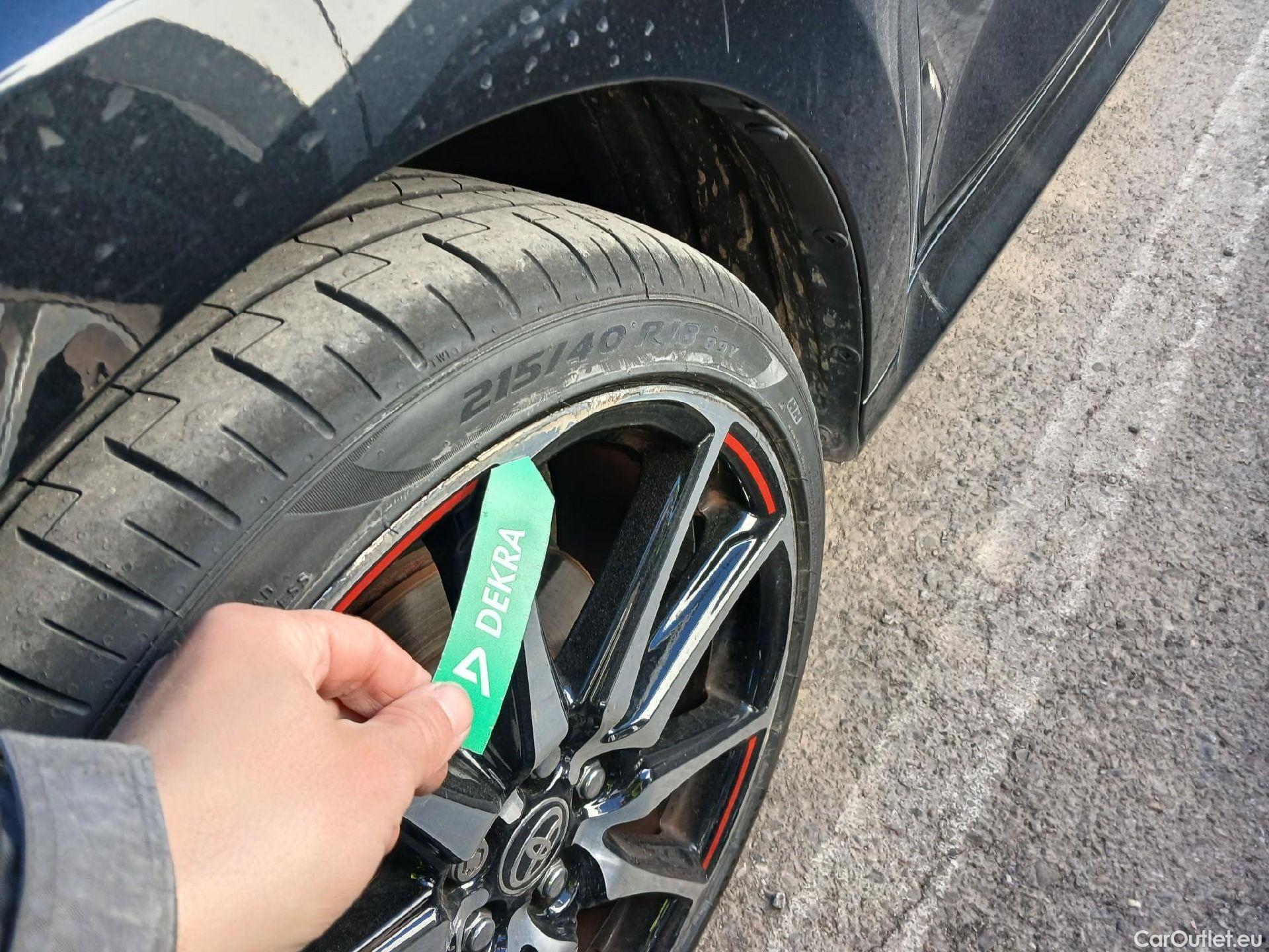  Toyota  Yaris TOYOTA  / 2020 / 5P / berlina con portón 1.5 120H GR Sport #6