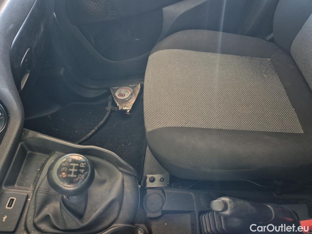  Fiat  Doblo FIAT Doblò Cargo/2015/3P/furgón derivado de turismo Cargo Base Plus 1.3 Mjet 70kW (95CV) #18