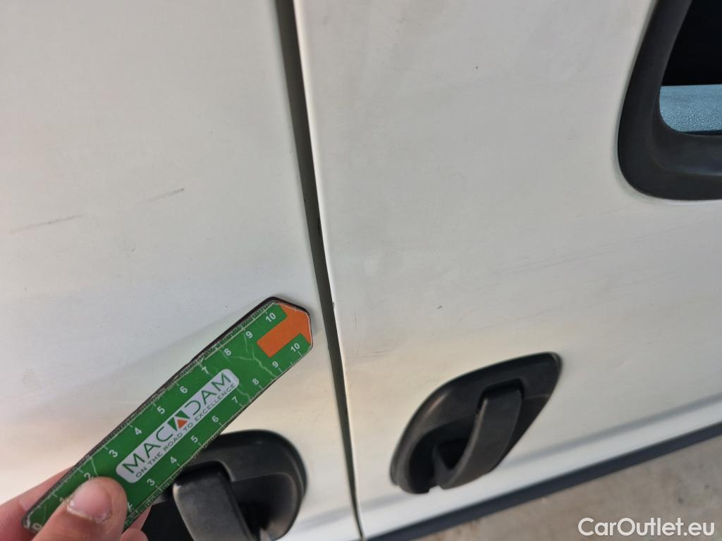  Fiat  Doblo FIAT Doblò Cargo/2015/3P/furgón derivado de turismo Cargo Base Plus 1.3 Mjet 70kW (95CV) #28