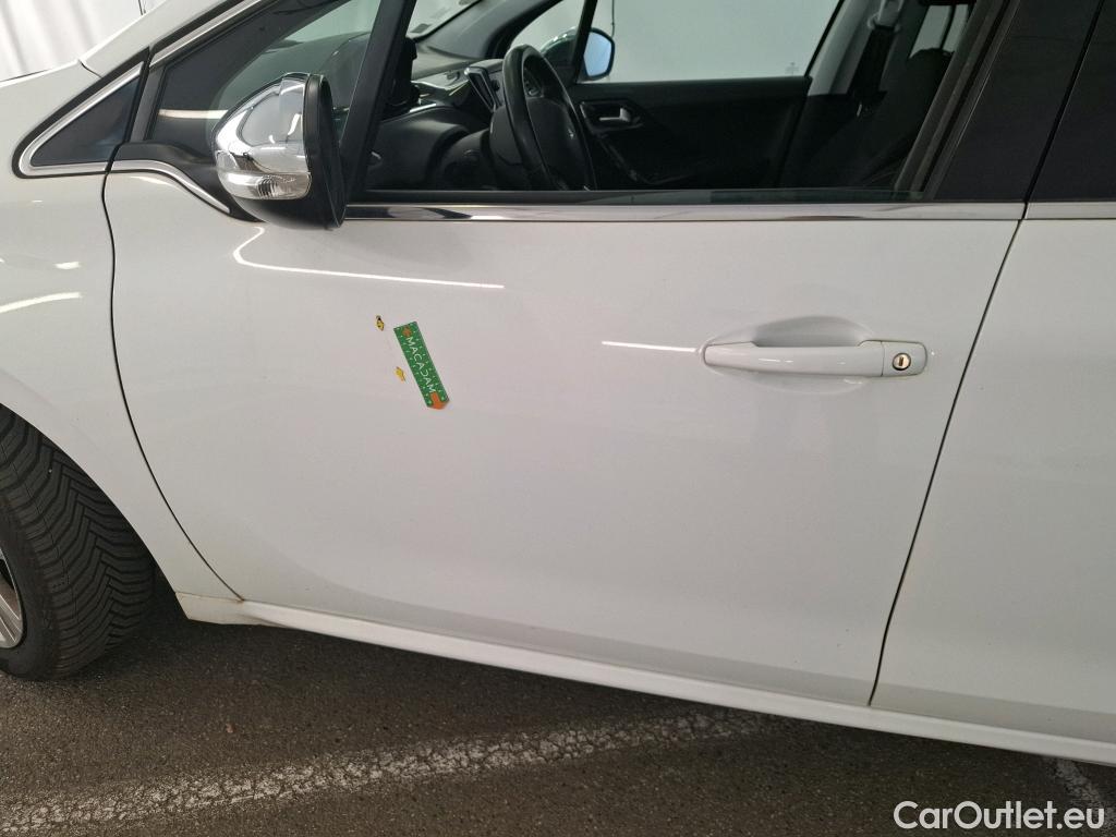  Peugeot  208 PEUGEOT  / 2015 / 5P / Berline &BLUEHDI 100 €6.c S&S ALLURE BUSINESS #31