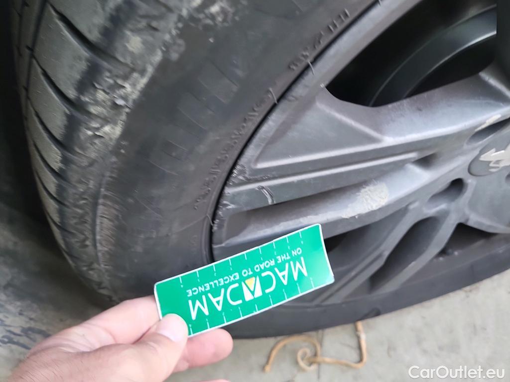  Peugeot  208 PEUGEOT  / 2019 / 5P / berlina con portón BlueHDi 73kW (100CV) Active Pack (AC) #4