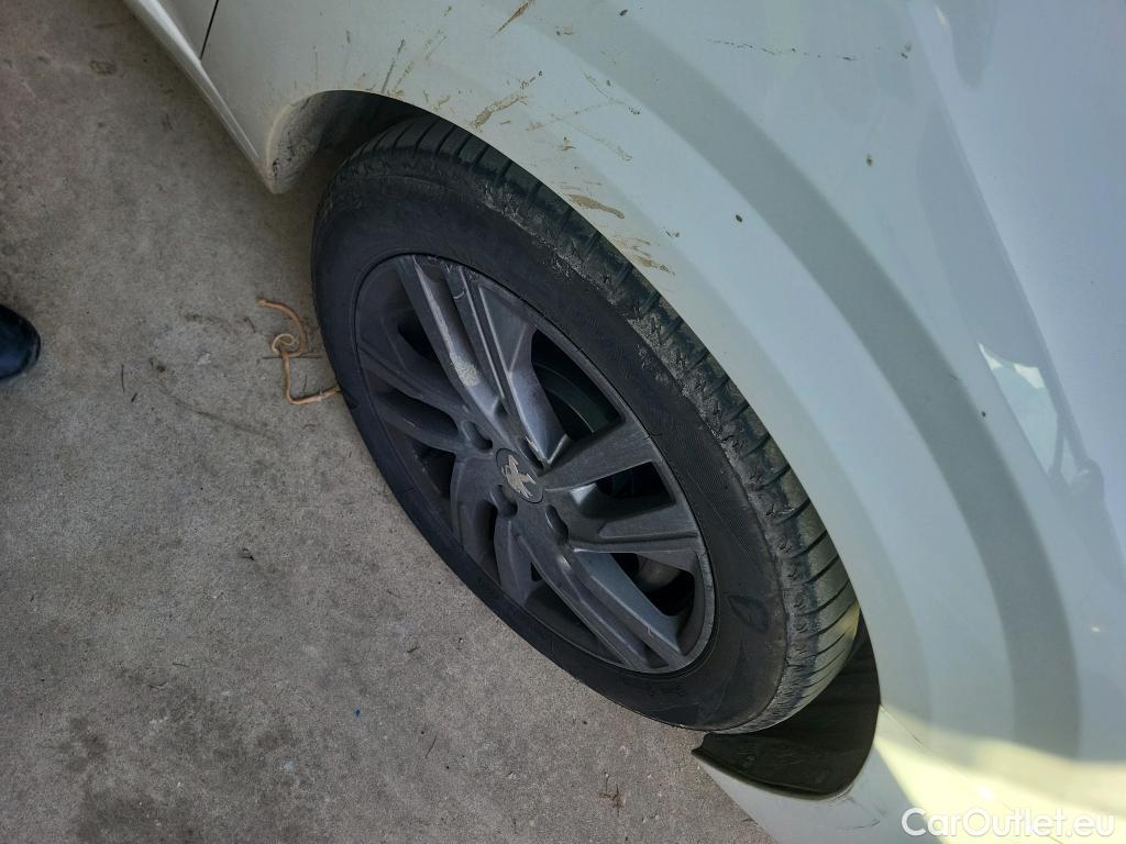  Peugeot  208 PEUGEOT  / 2019 / 5P / berlina con portón BlueHDi 73kW (100CV) Active Pack (AC) #3