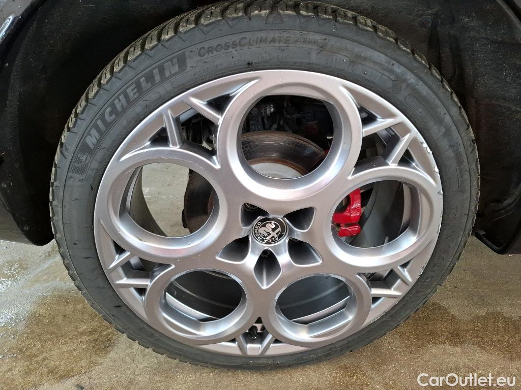  Alfa Romeo  TONALE ALFA ROMEO  / 2022 / 5P / SUV 1.3T PHEV 280 AT6 Q4 Edizione Speciale(SP) #5