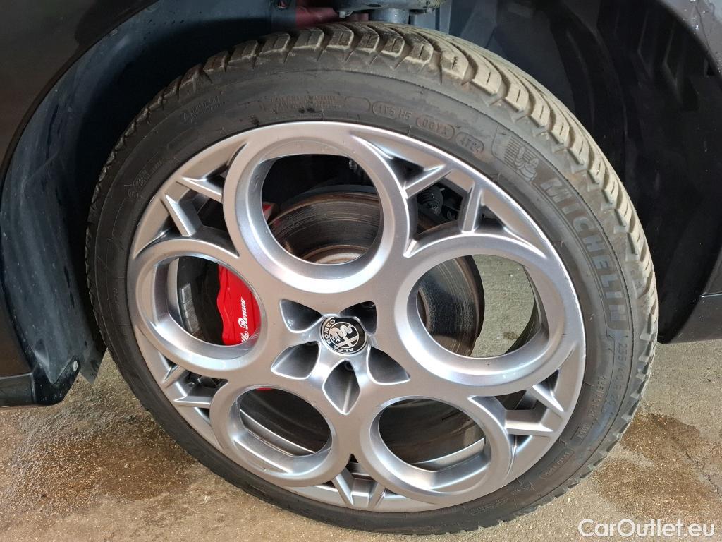  Alfa Romeo  TONALE ALFA ROMEO  / 2022 / 5P / SUV 1.3T PHEV 280 AT6 Q4 Edizione Speciale(SP) #2