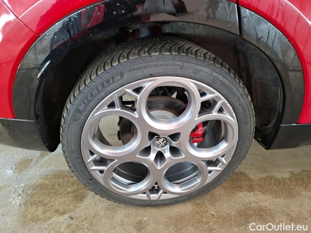  Alfa Romeo  TONALE ALFA ROMEO  / 2022 / 5P / SUV 1.3T PHEV 280 AT6 Q4 Edizione Speciale(SP) #4