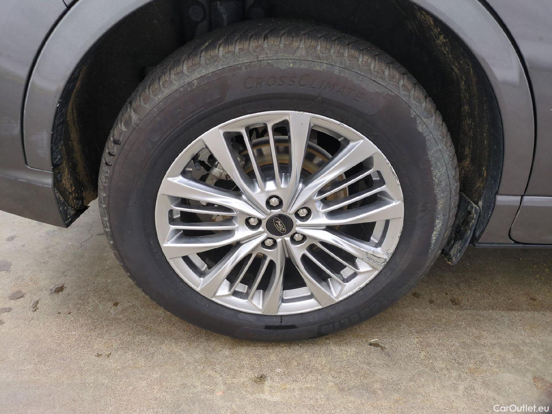  Ford  Kuga FORD  / 2019 / 5P / SUV 2.5 190 hybrid Flexifuel Pshift Vignale #3