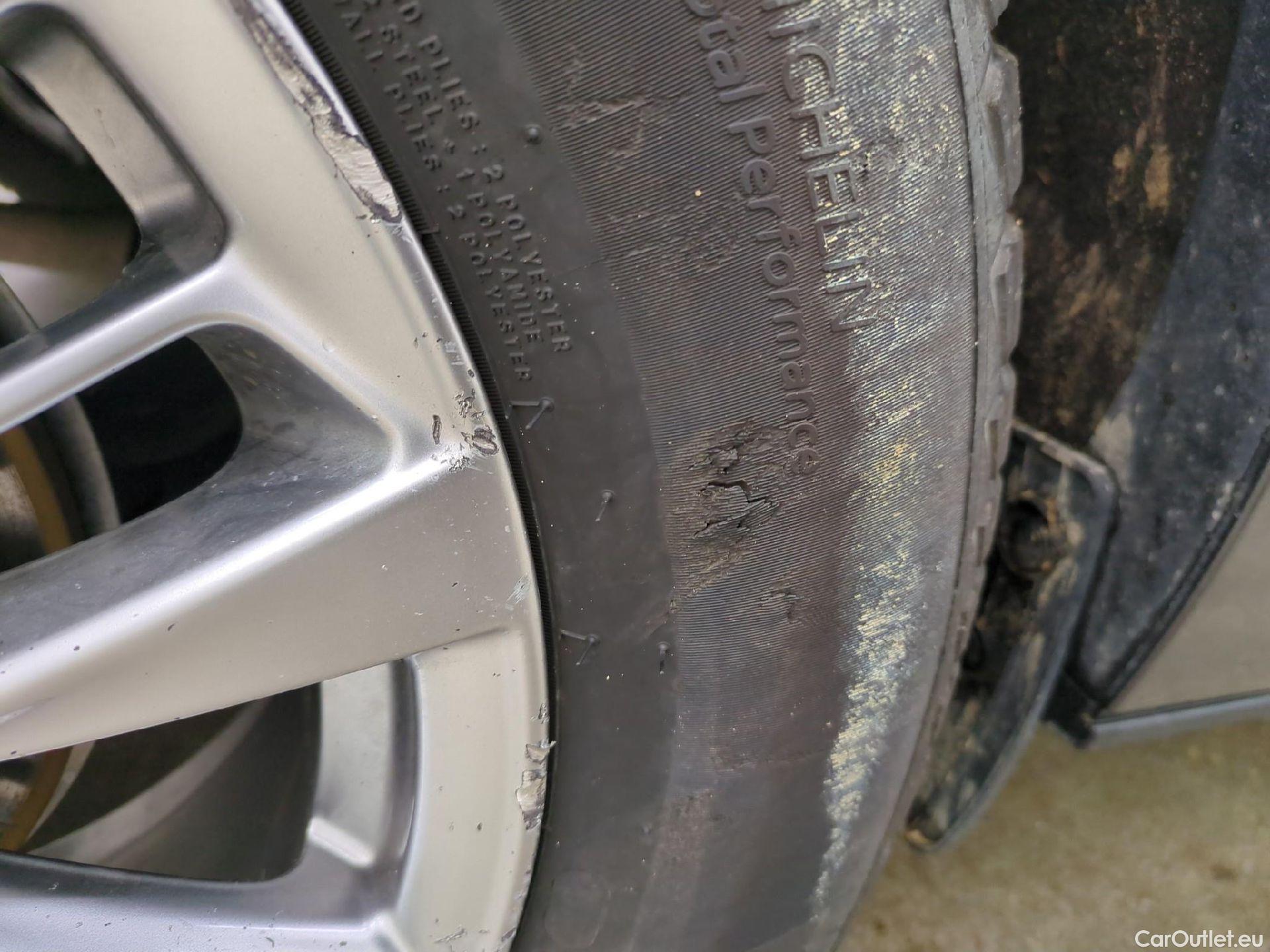  Ford  Kuga FORD  / 2019 / 5P / SUV 2.5 190 hybrid Flexifuel Pshift Vignale #4