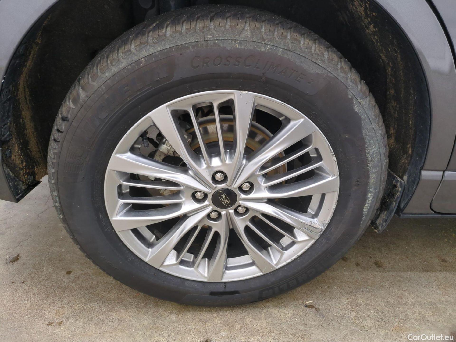  Ford  Kuga FORD  / 2019 / 5P / SUV 2.5 190 hybrid Flexifuel Pshift Vignale #6