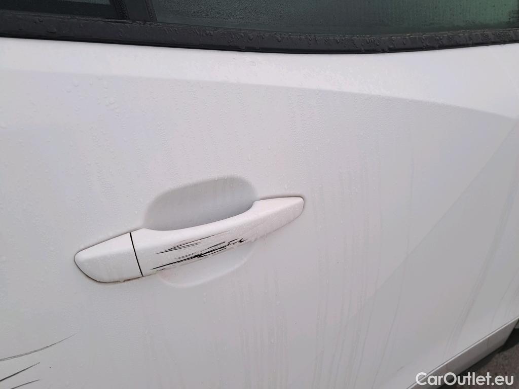  Peugeot  2008 PEUGEOT  / 2019 / 5P / todoterreno Allure BlueHDI 100 S&S BVM6 (AC) #33