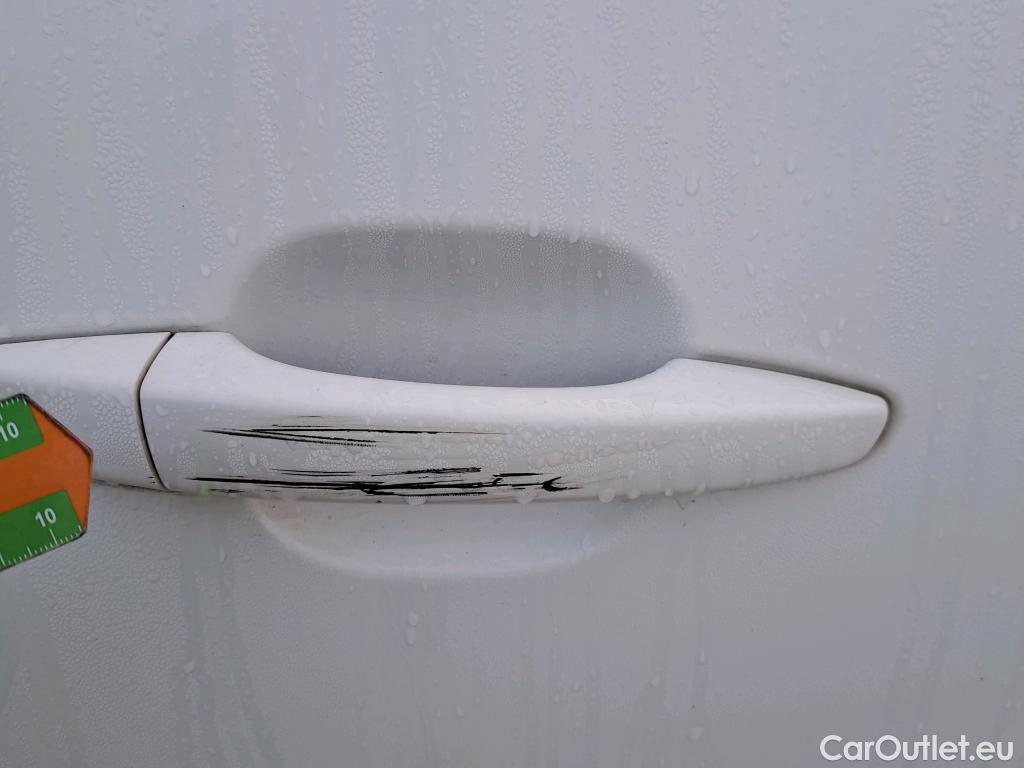  Peugeot  2008 PEUGEOT  / 2019 / 5P / todoterreno Allure BlueHDI 100 S&S BVM6 (AC) #34