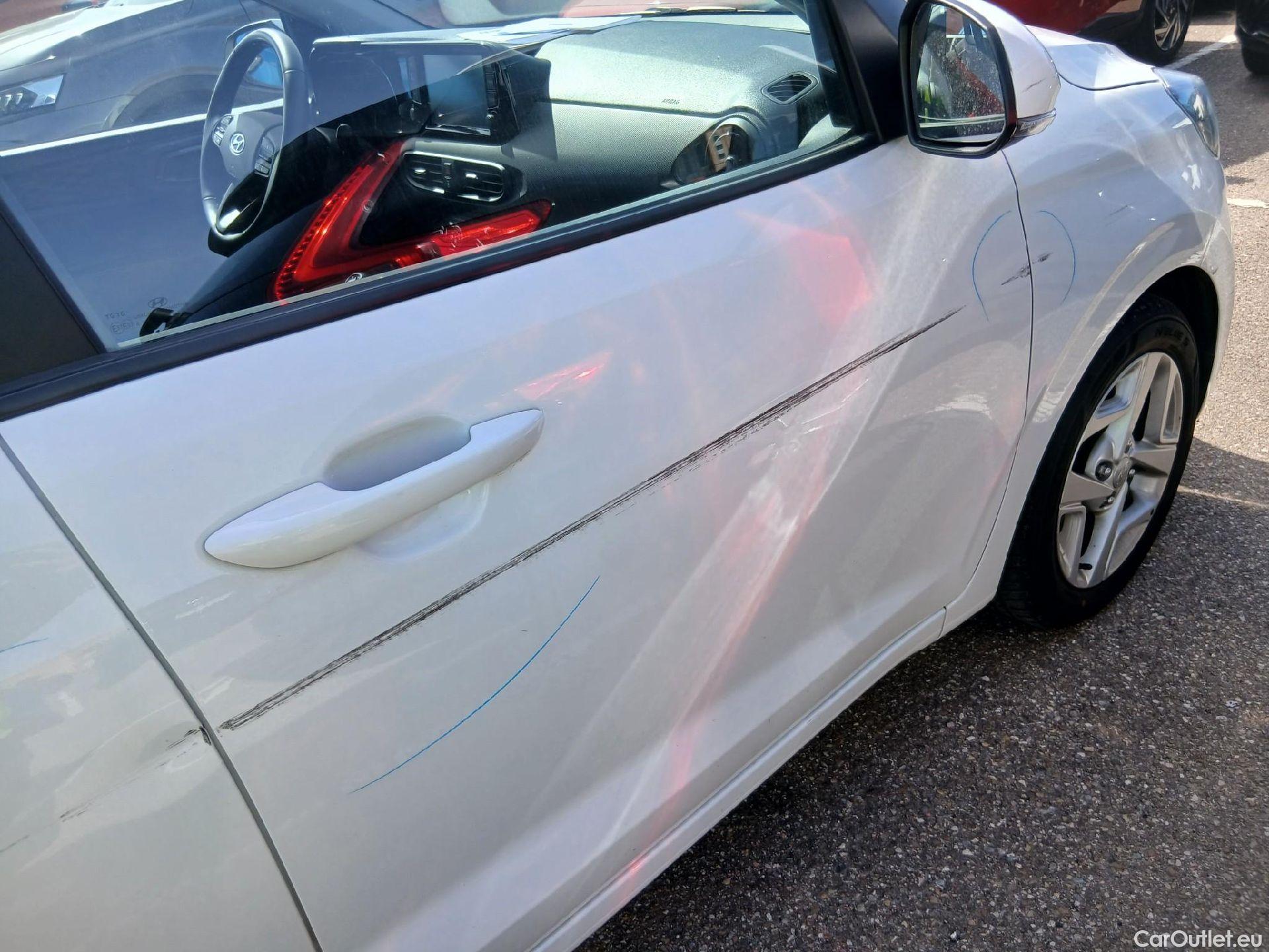  Hyundai  i10 HYUNDAI  / 2020 / 5P / berlina con portón 1.0 Klass #17