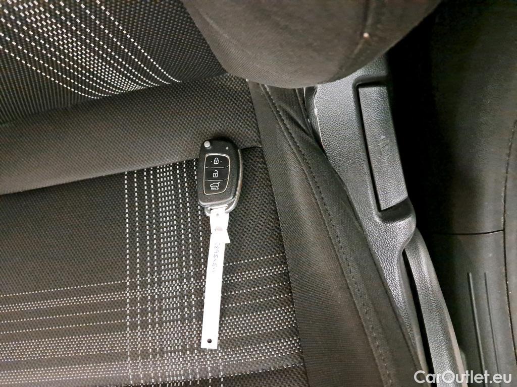  Hyundai  i20 HYUNDAI  / 2020 / 5P / berlina con portón 1.0 TGDI 74kW (100CV) 48V Essence #2