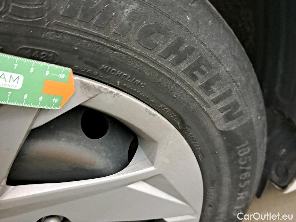  Hyundai  i20 HYUNDAI  / 2020 / 5P / berlina con portón 1.0 TGDI 74kW (100CV) 48V Essence #29