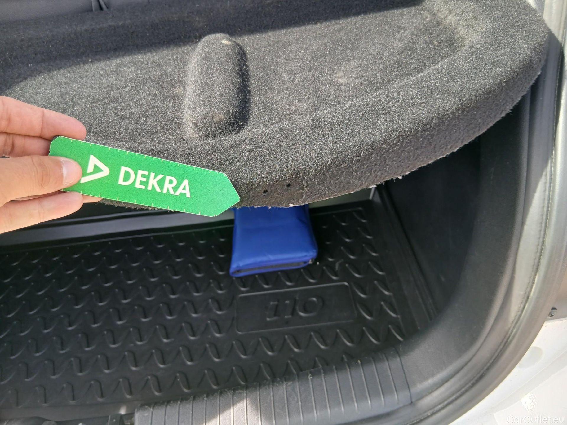  Hyundai  i10 HYUNDAI  / 2020 / 5P / berlina con portón 1.0 Klass #21