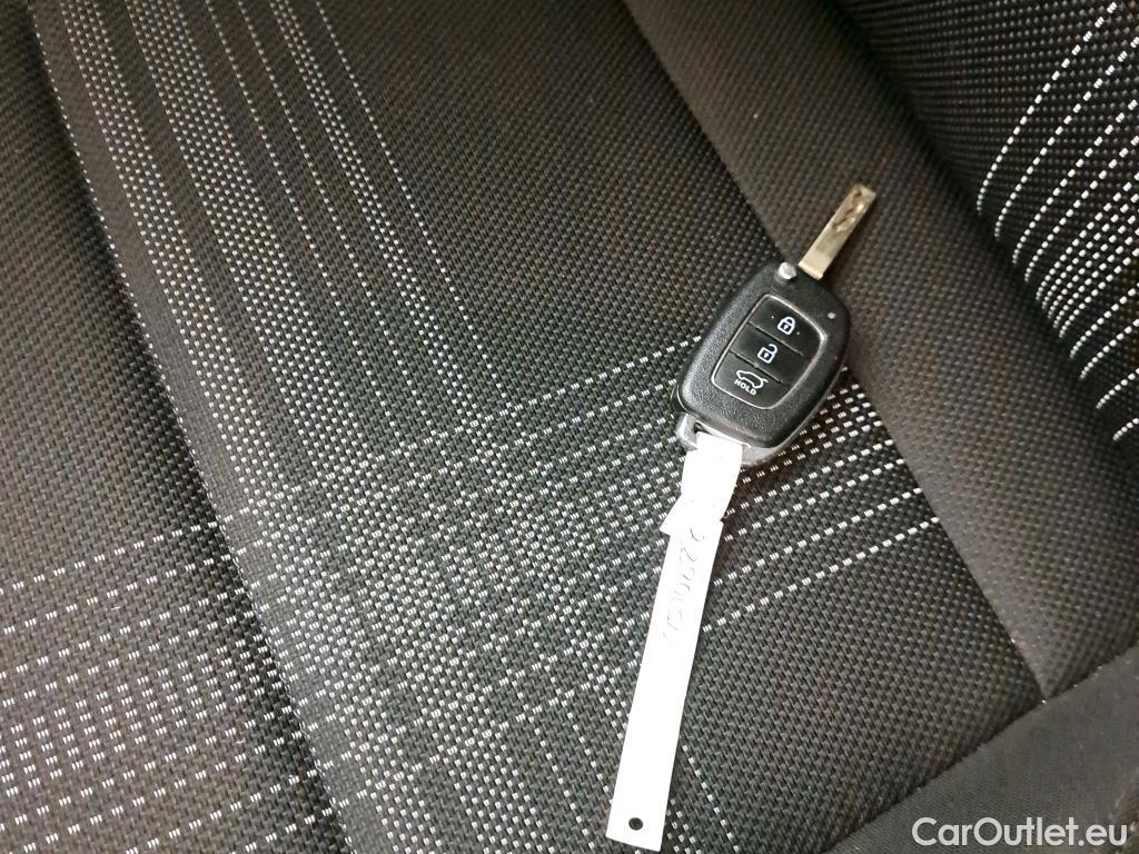  Hyundai  i20 HYUNDAI  / 2020 / 5P / berlina con portón 1.0 TGDI 74kW (100CV) 48V Essence #2