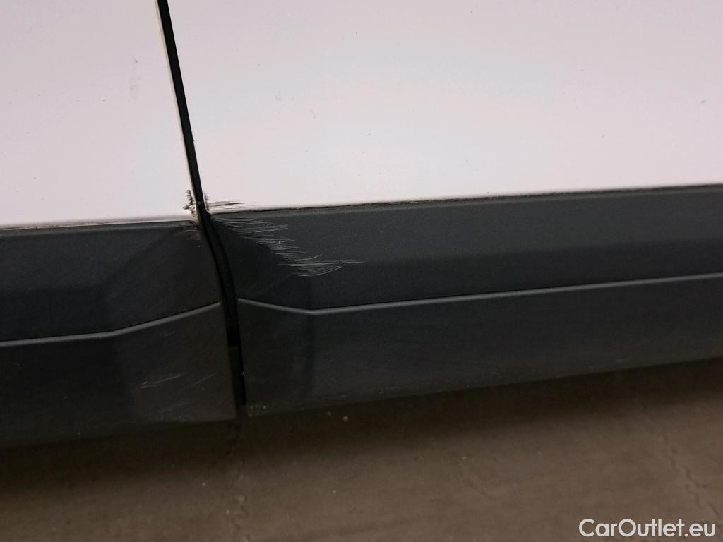  Peugeot  2008 PEUGEOT  / 2019 / 5P / todoterreno Active Puretech 100 S&S BVM6 #24