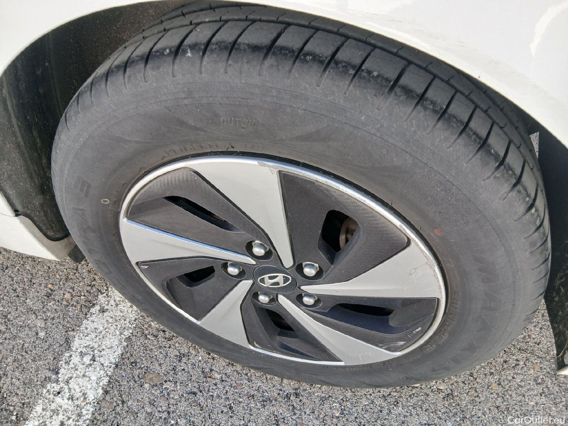  Hyundai   Ioniq HYUNDAI / 2016 / 5P / berlina con portón 1.6 GDI HEV Klass DCT #4