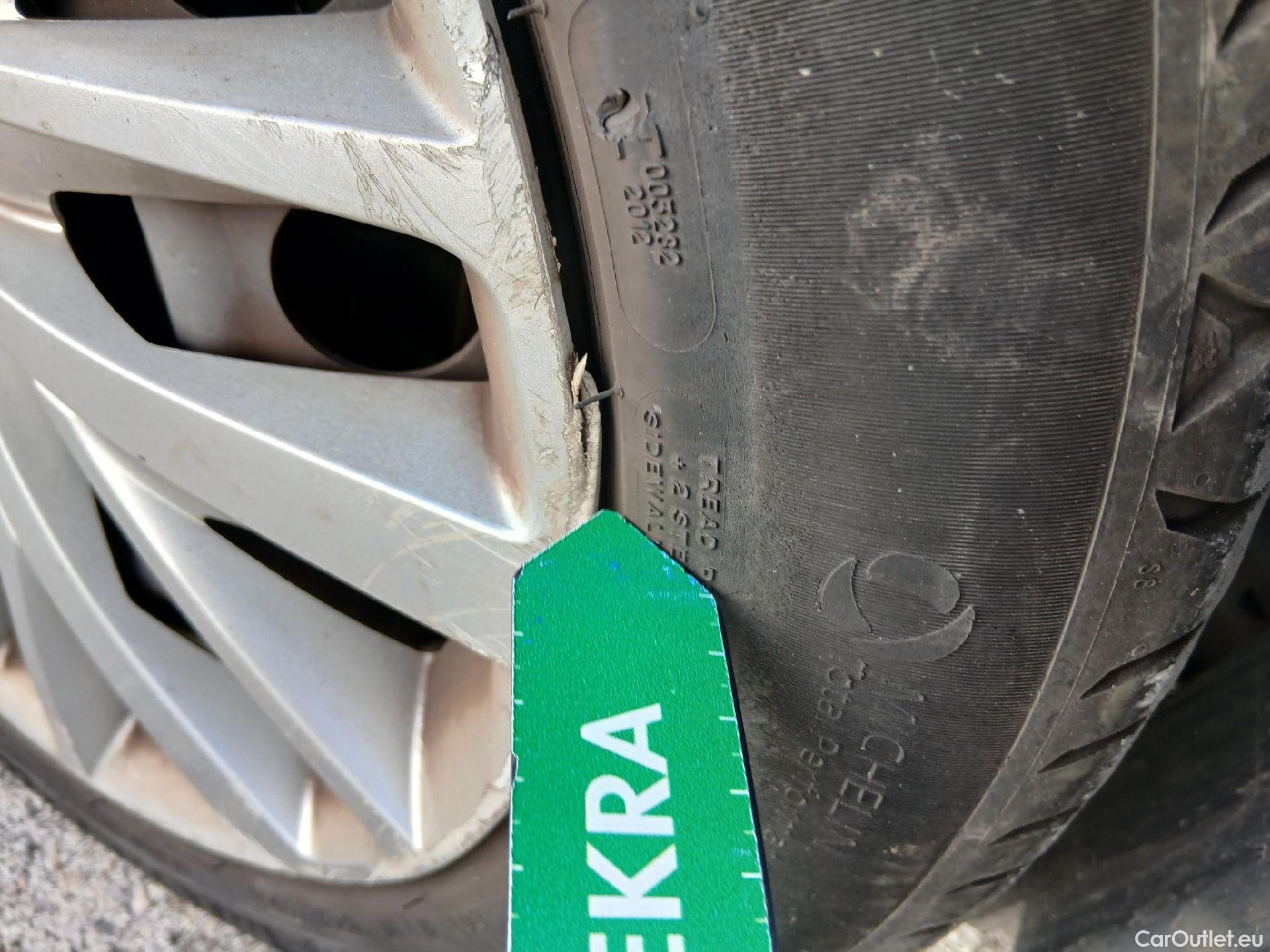  Peugeot  308 PEUGEOT  / 2017 / 5P / familiar SW Business Line BlueHDi 130 S&S 6vel MA #47