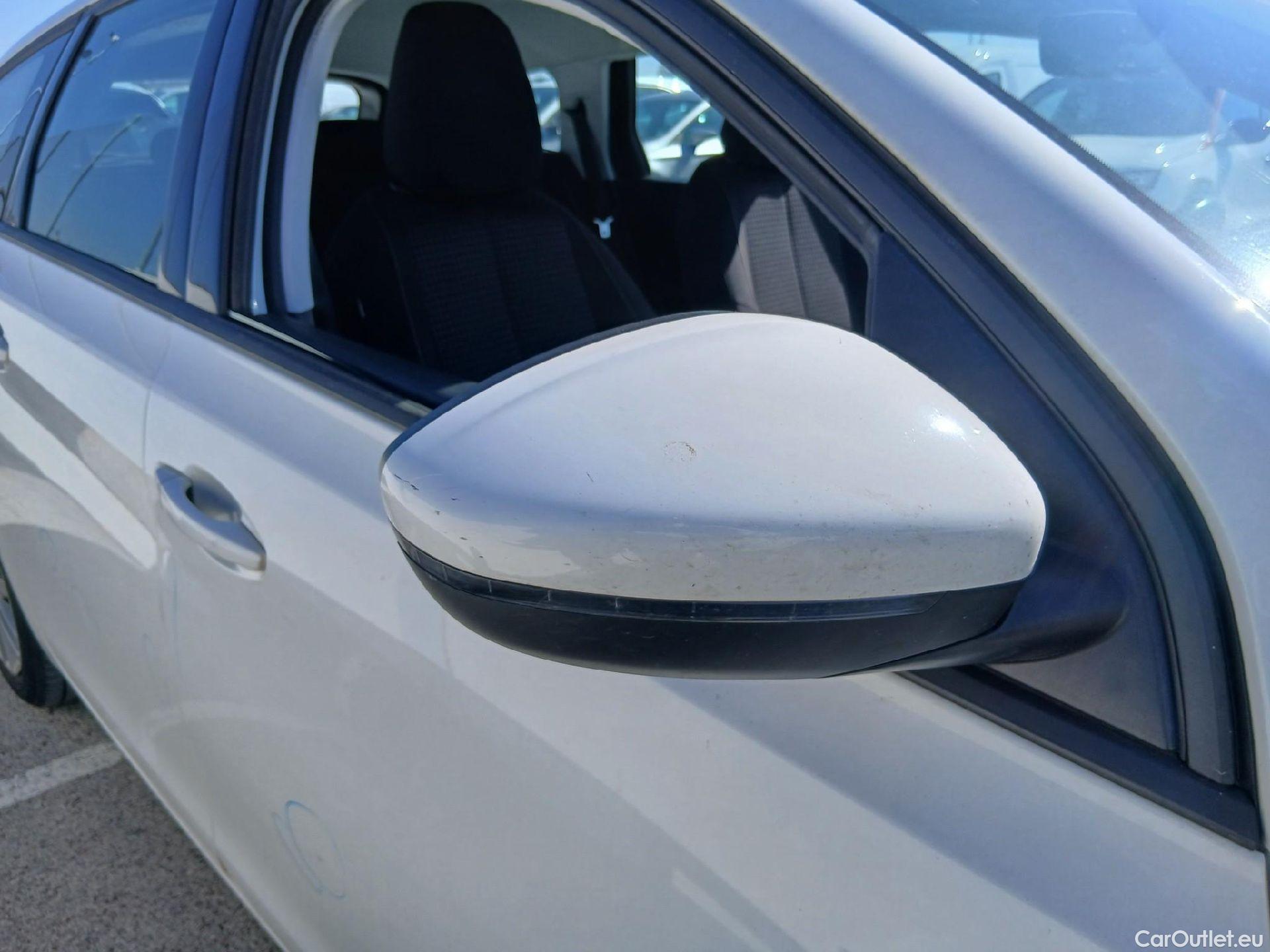  Peugeot  308 PEUGEOT  / 2017 / 5P / familiar SW Business Line BlueHDi 130 S&S 6vel MA #55