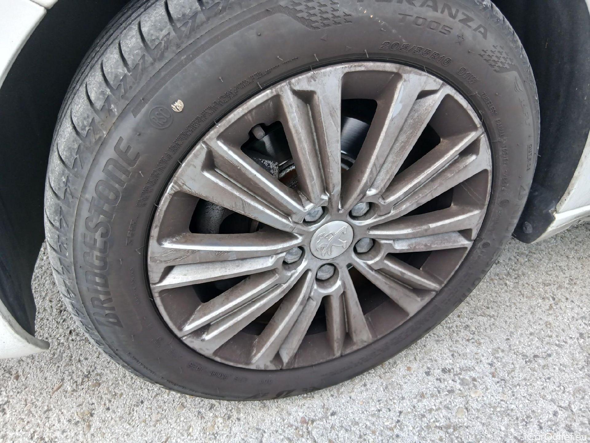  Peugeot  308 PEUGEOT  / 2017 / 5P / berlina con portón 5p Allure PureTech 130 S&S (CX) #11