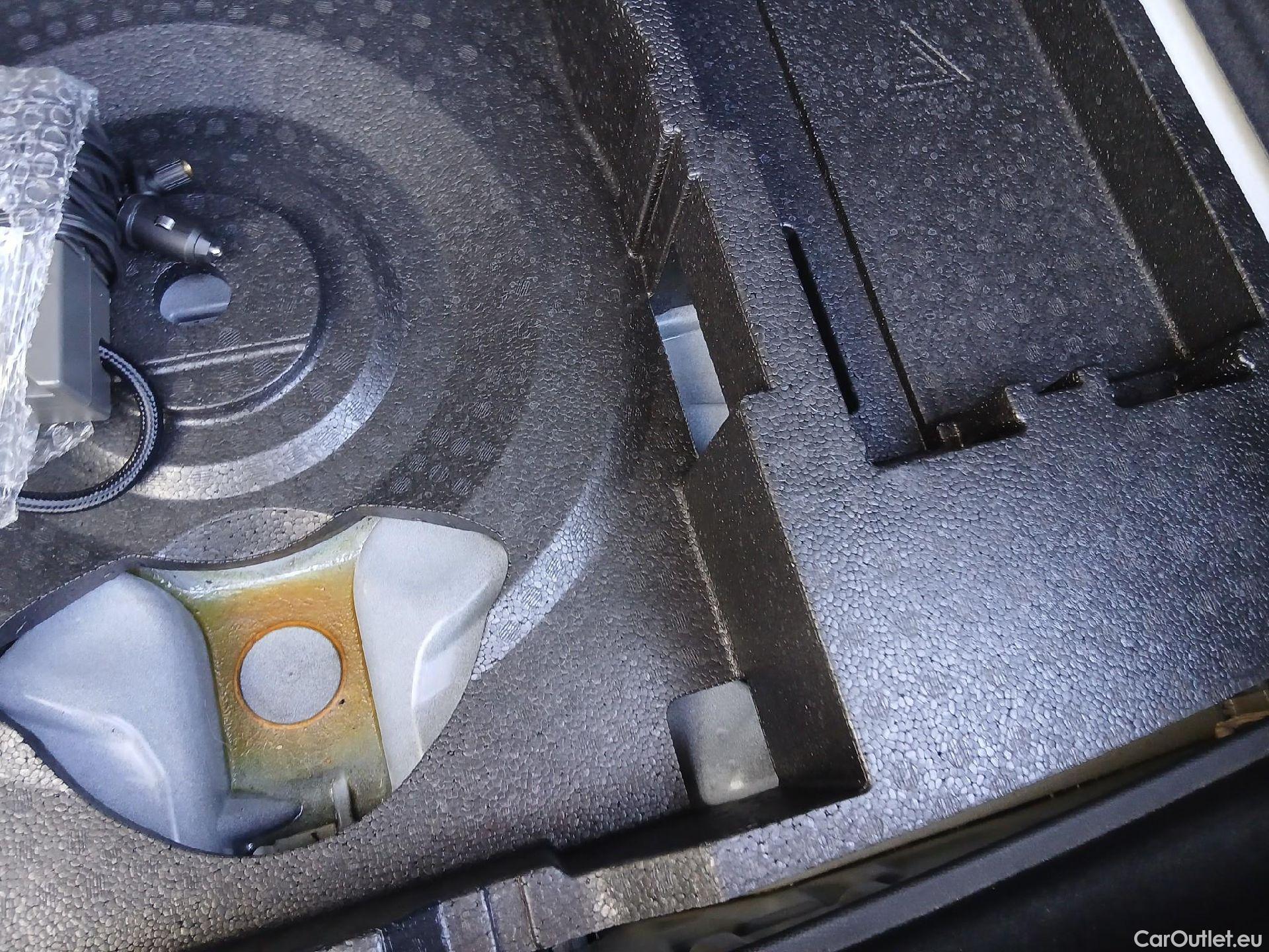  Peugeot  308 PEUGEOT  / 2017 / 5P / berlina con portón 5p Allure PureTech 130 S&S (CX) #2