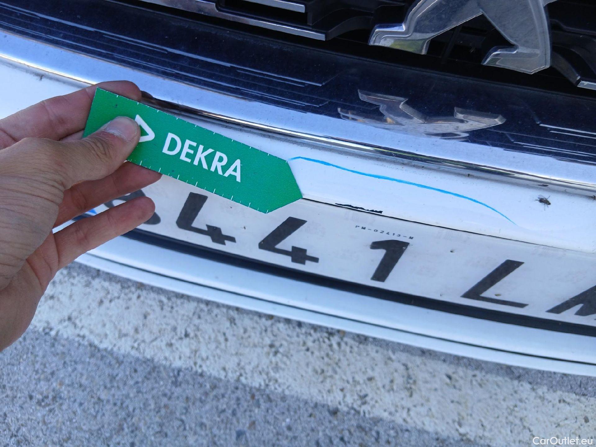  Peugeot  308 PEUGEOT  / 2017 / 5P / berlina con portón 5p Allure PureTech 130 S&S (CX) #9