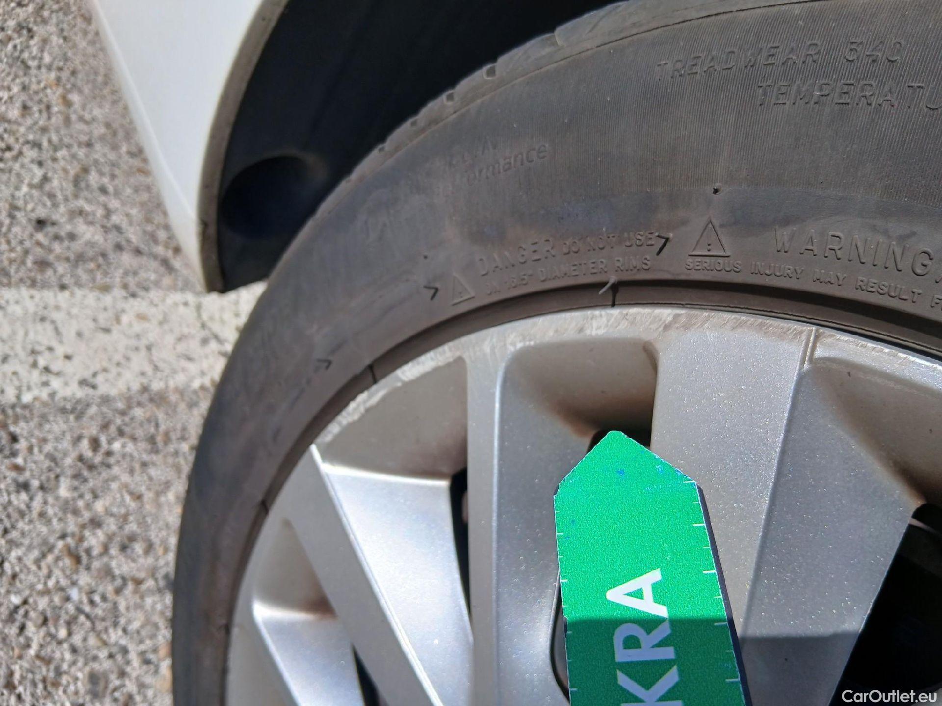  Peugeot  308 PEUGEOT  / 2017 / 5P / familiar SW Business Line BlueHDi 130 S&S 6vel MA #24