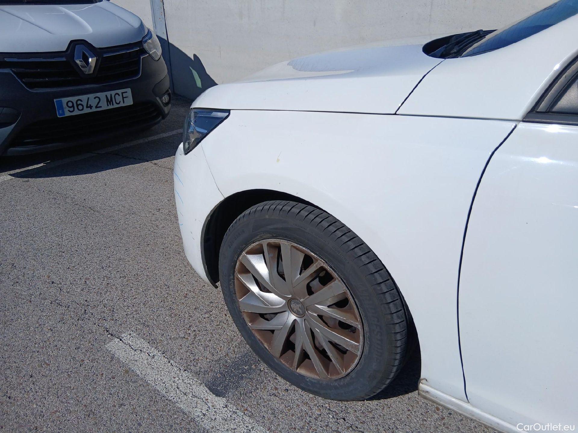  Peugeot  308 PEUGEOT  / 2017 / 5P / familiar SW Business Line BlueHDi 130 S&S 6vel MA #17