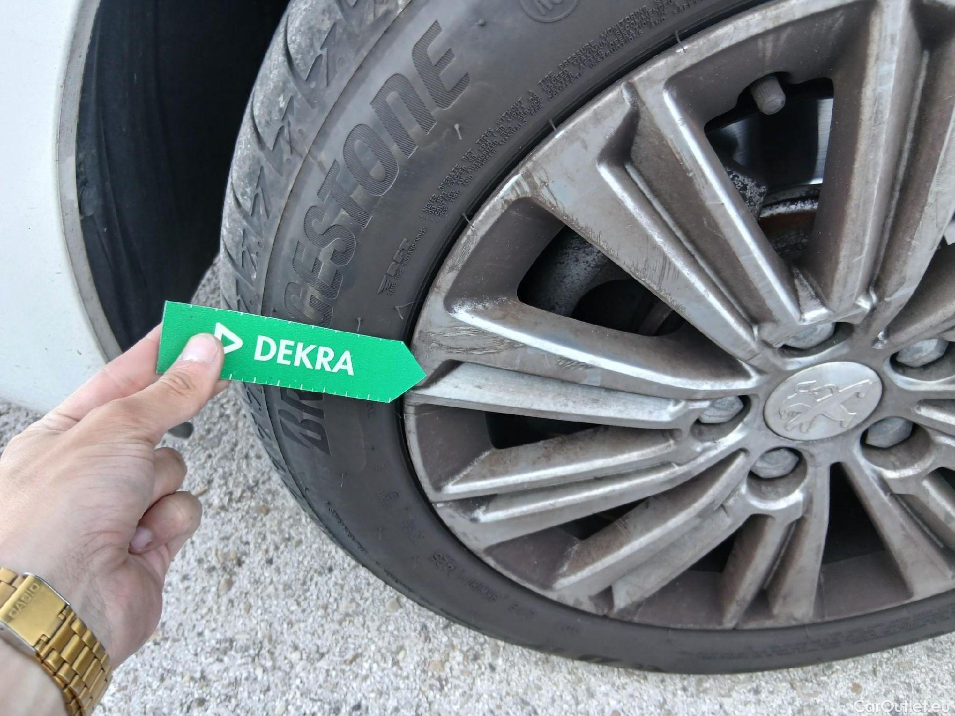  Peugeot  308 PEUGEOT  / 2017 / 5P / berlina con portón 5p Allure PureTech 130 S&S (CX) #10