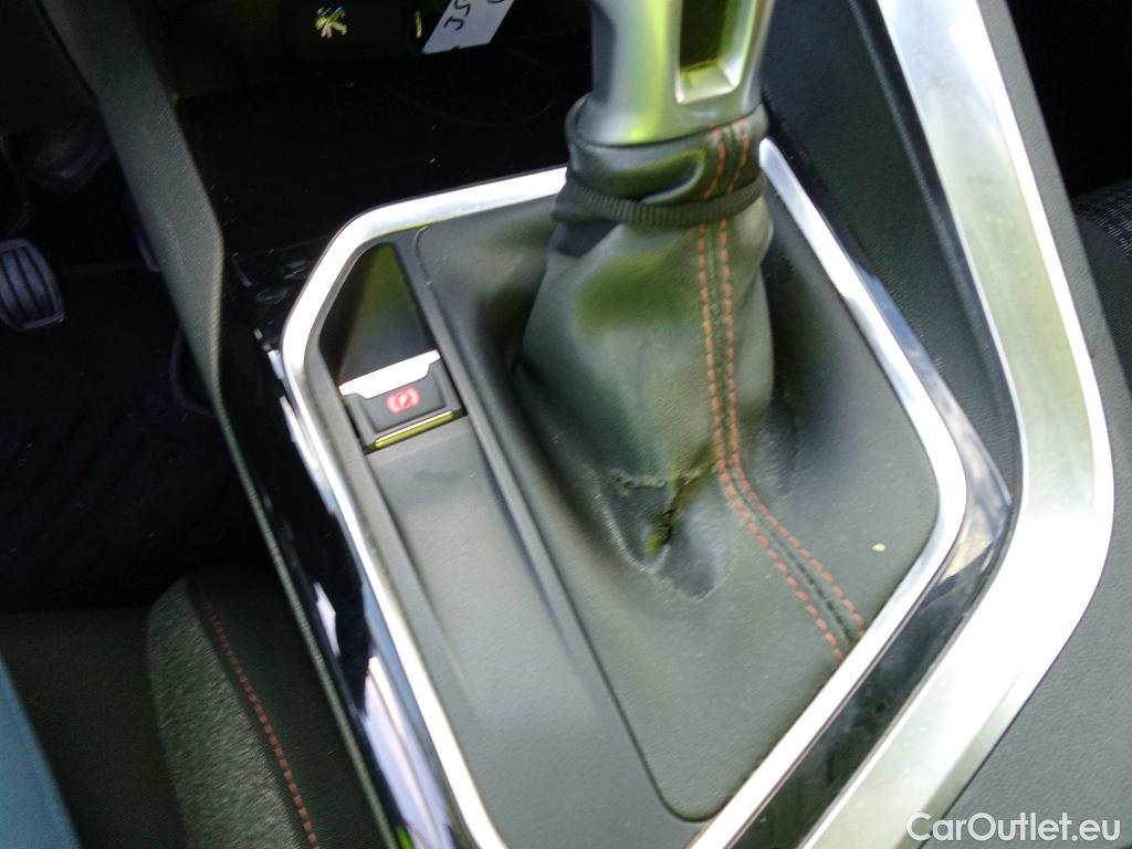  Peugeot  3008 PEUGEOT  / 2016 / 5P / todoterreno 1.2 PURETECH 96KW (130CV) ACTIVE S&S #3