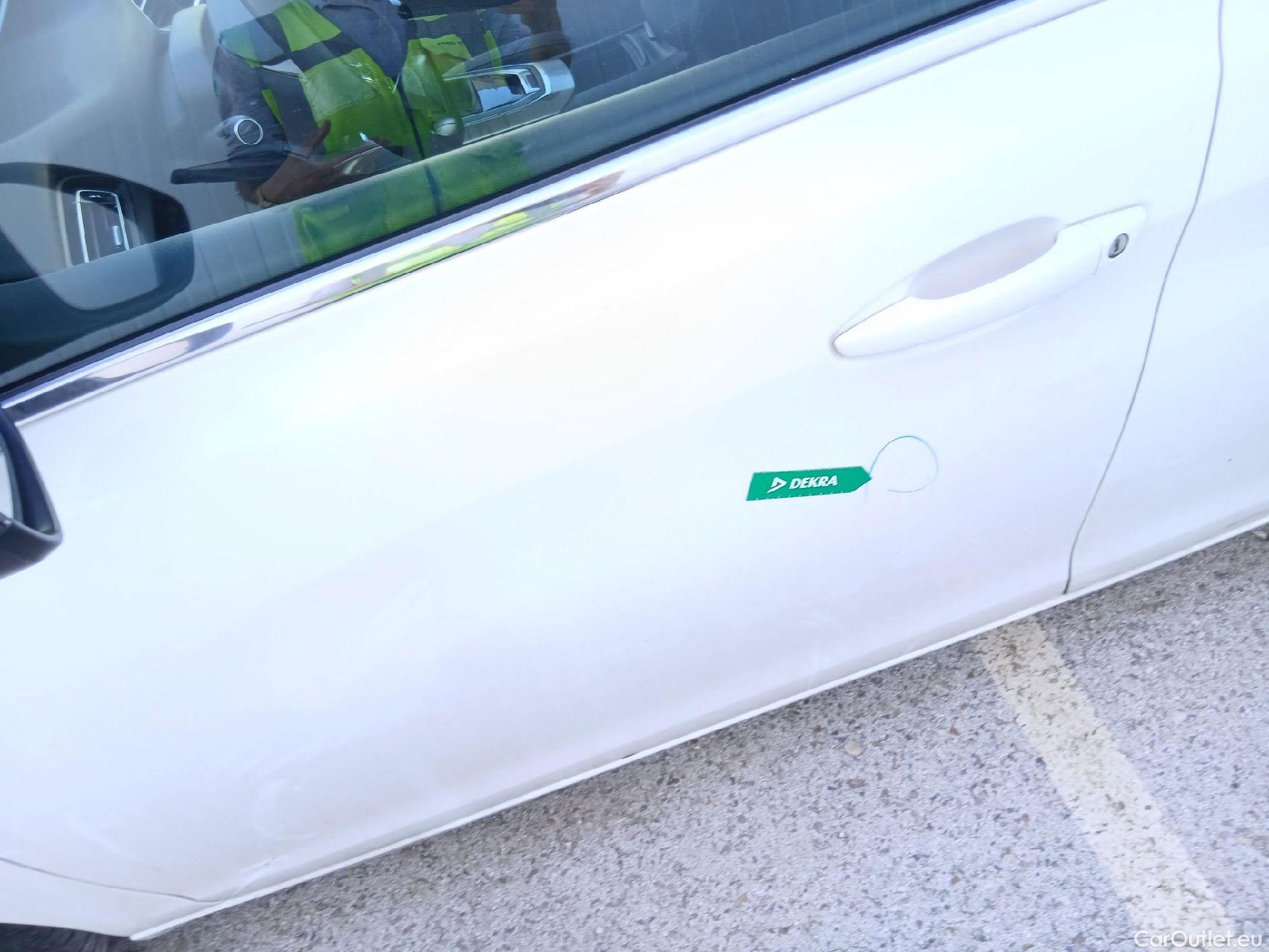  Peugeot  308 PEUGEOT  / 2017 / 5P / berlina con portón 5p Allure PureTech 130 S&S (CX) #15