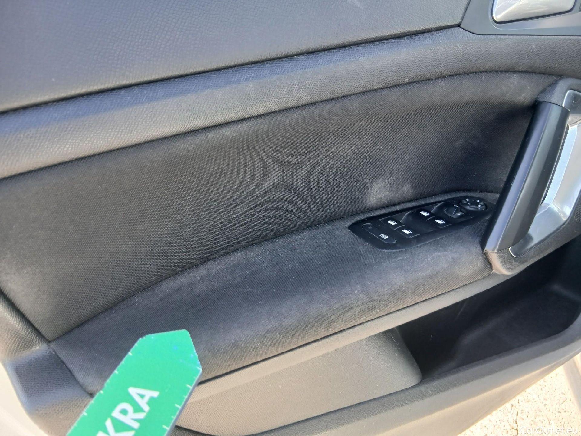  Peugeot  308 PEUGEOT  / 2017 / 5P / familiar SW Business Line BlueHDi 130 S&S 6vel MA #27