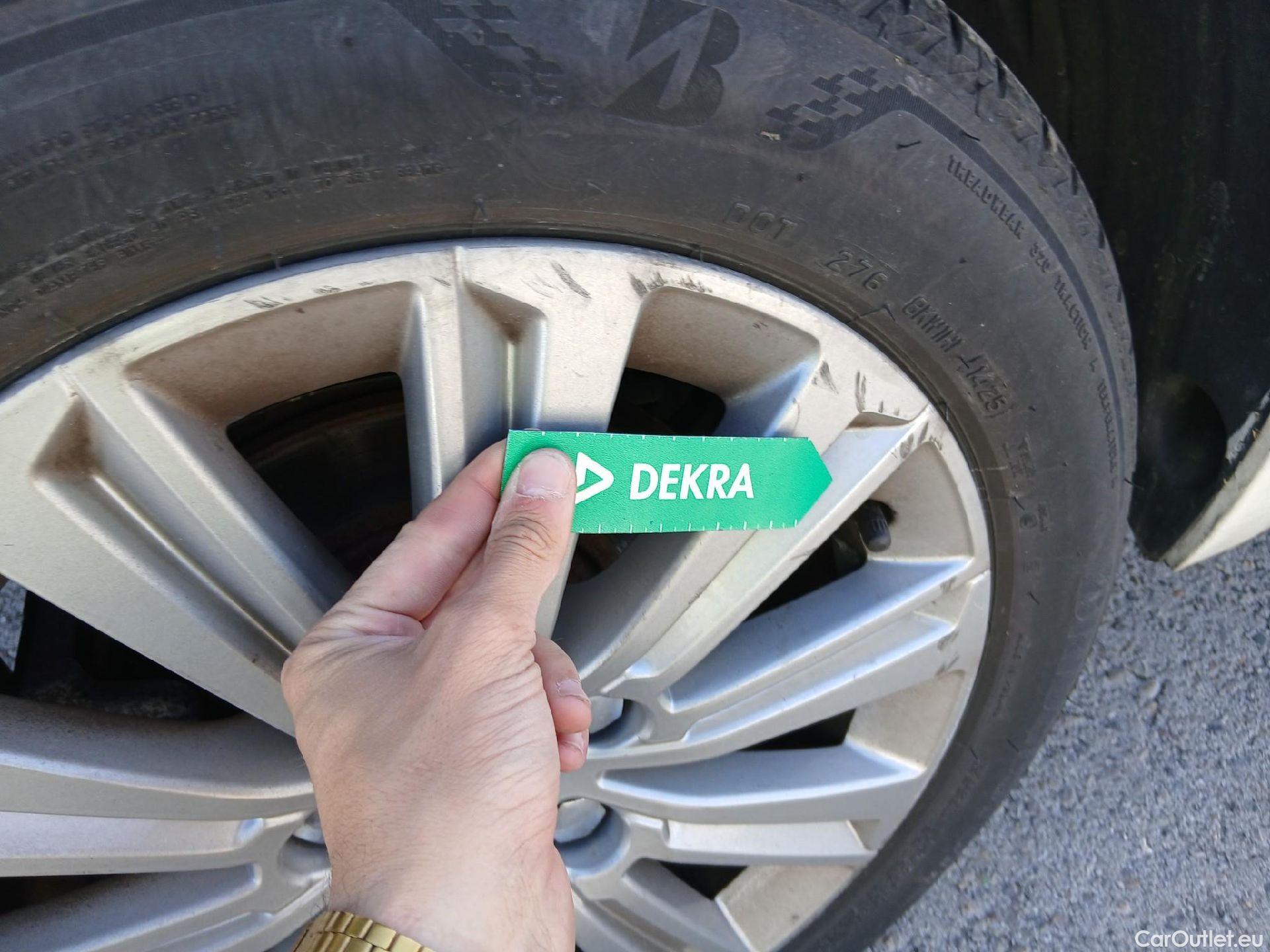  Peugeot  308 PEUGEOT  / 2017 / 5P / berlina con portón 5p Allure PureTech 130 S&S (CX) #30