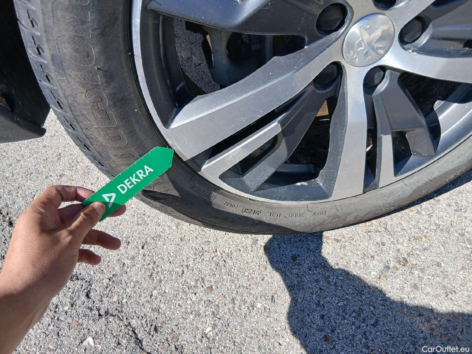  Peugeot  5008 PEUGEOT  / 2020 / 5P / todoterreno 1.5 BlueHDi 96kW S&S Allure Pack EAT8 #42