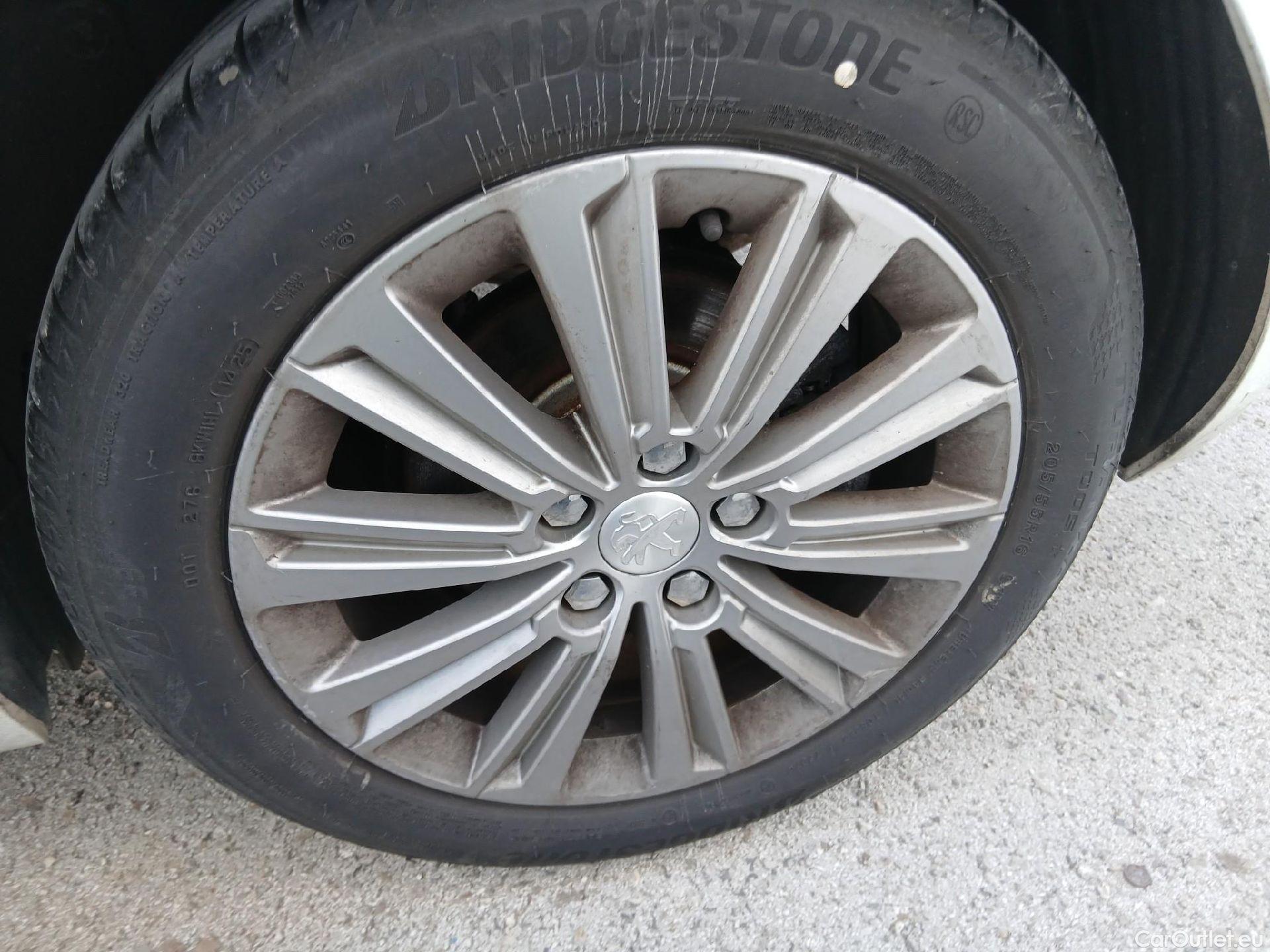  Peugeot  308 PEUGEOT  / 2017 / 5P / berlina con portón 5p Allure PureTech 130 S&S (CX) #23