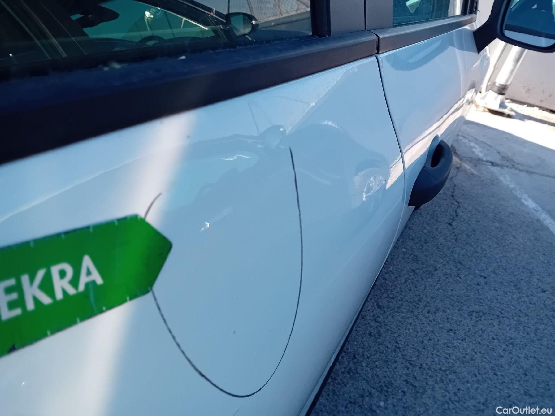  Renault  Clio RENAULT  / 2019 / 5P / berlina con portón Business Blue dCi 63 kW (85CV) #11