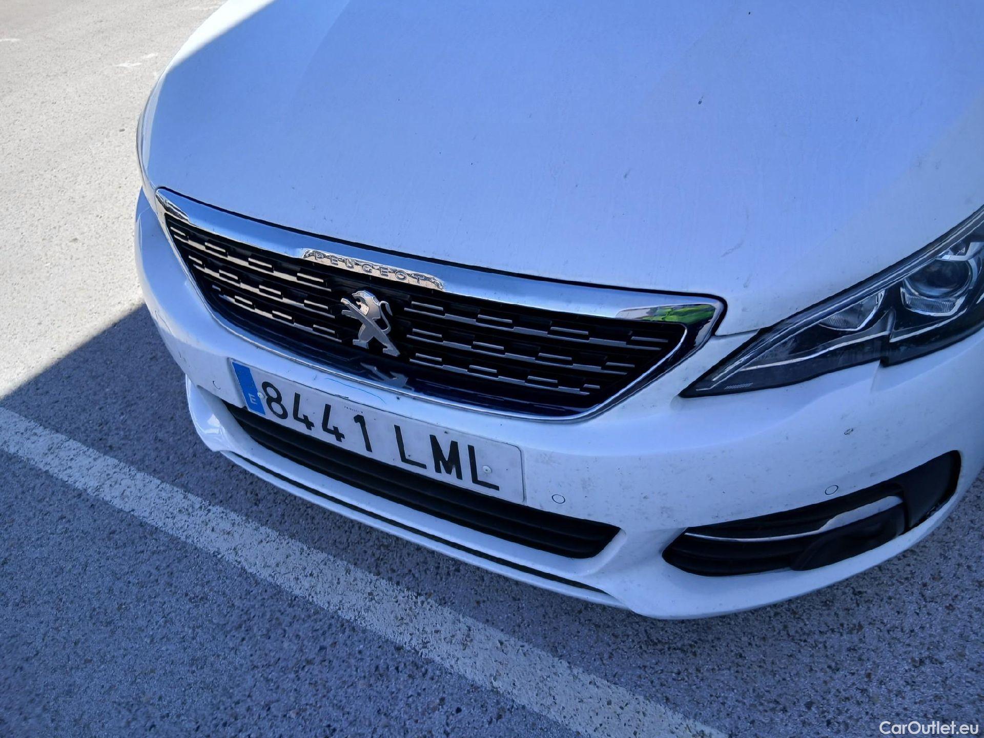  Peugeot  308 PEUGEOT  / 2017 / 5P / berlina con portón 5p Allure PureTech 130 S&S (CX) #8