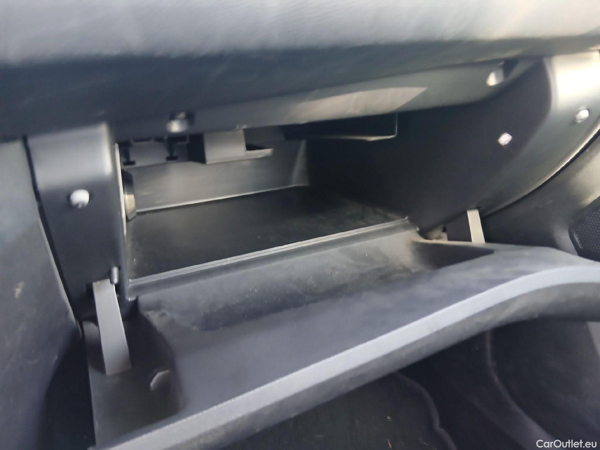  Peugeot  308 PEUGEOT  / 2017 / 5P / familiar SW Business Line BlueHDi 130 S&S 6vel MA #1