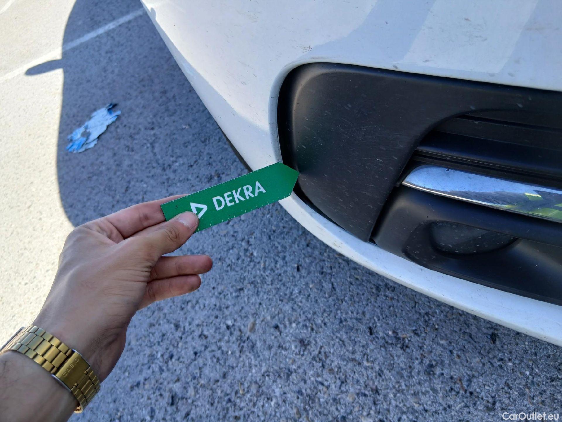  Peugeot  308 PEUGEOT  / 2017 / 5P / berlina con portón 5p Allure PureTech 130 S&S (CX) #4