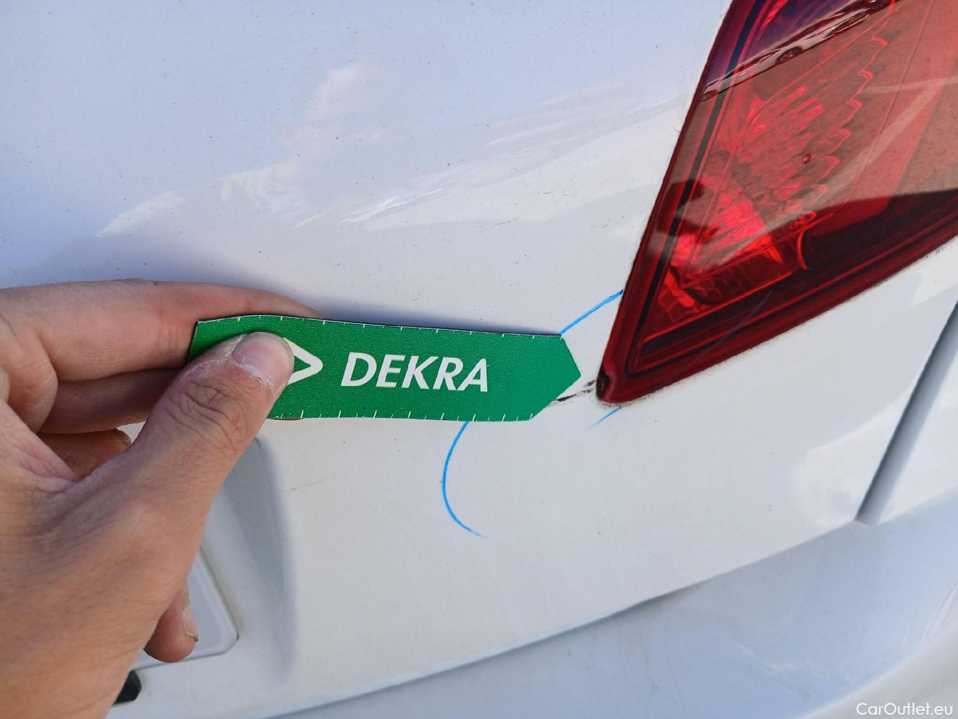  Peugeot  308 PEUGEOT  / 2017 / 5P / berlina con portón 5p Allure PureTech 130 S&S (CX) #24