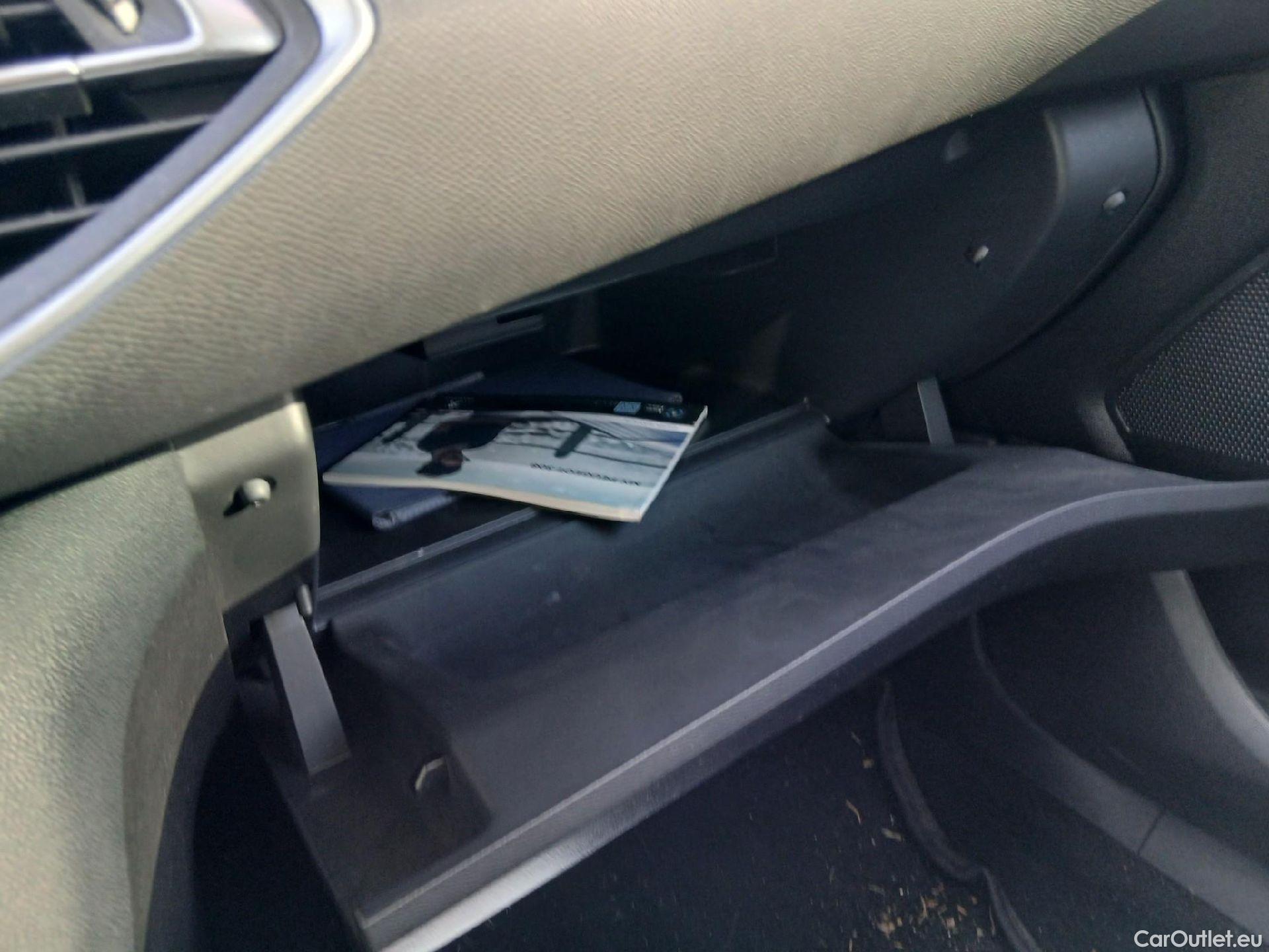  Peugeot  308 PEUGEOT  / 2017 / 5P / berlina con portón 5p Allure PureTech 130 S&S (CX) #1