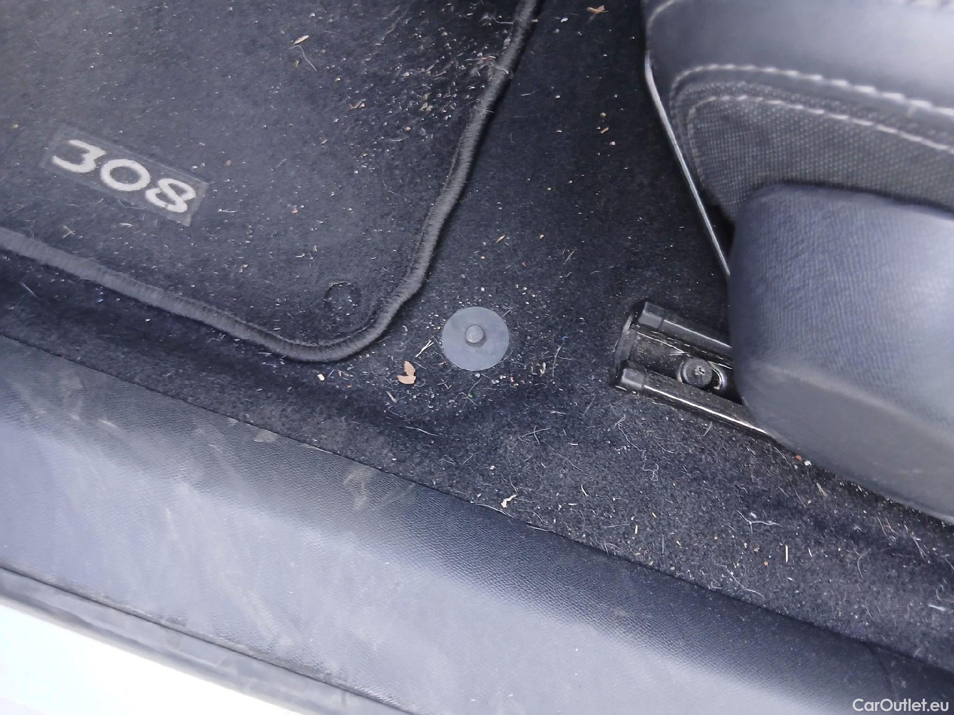  Peugeot  308 PEUGEOT  / 2017 / 5P / berlina con portón 5p Allure PureTech 130 S&S (CX) #17