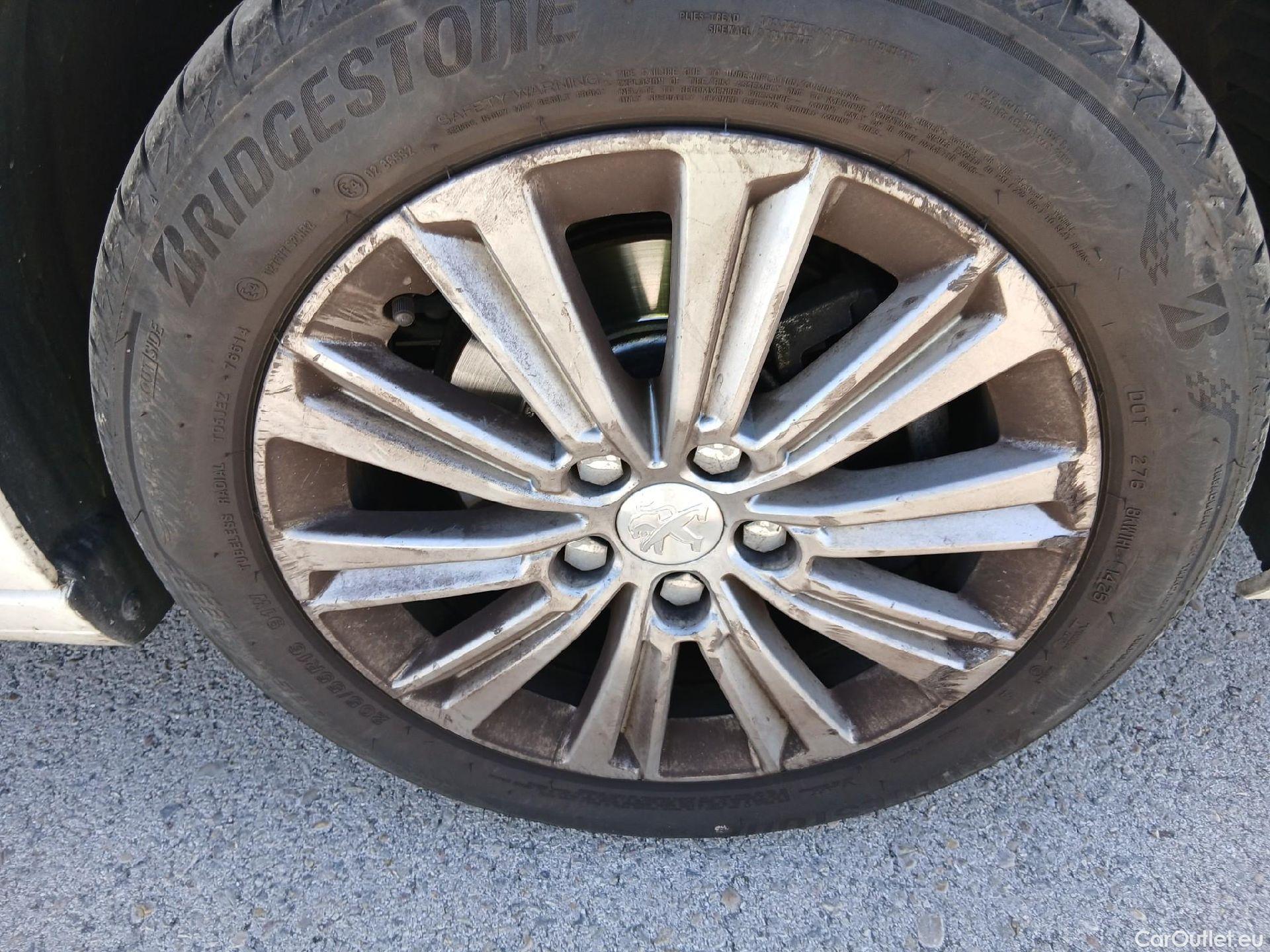  Peugeot  308 PEUGEOT  / 2017 / 5P / berlina con portón 5p Allure PureTech 130 S&S (CX) #39