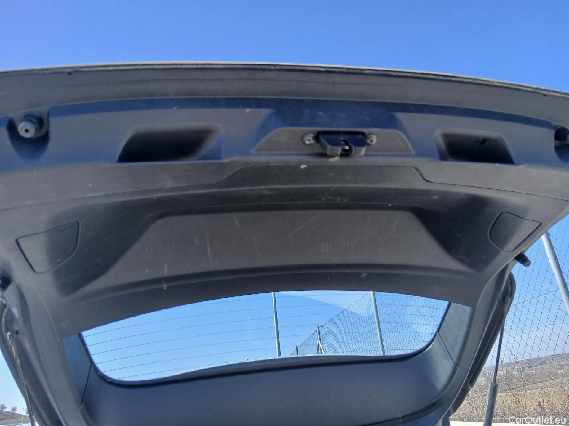  Peugeot  308 PEUGEOT  / 2017 / 5P / familiar SW Business Line BlueHDi 130 S&S 6vel MA #39