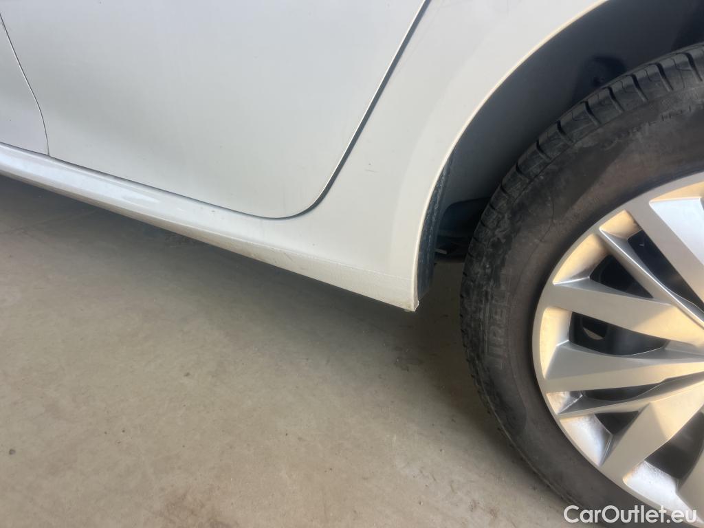  Peugeot  208 PEUGEOT  / 2019 / 5P / berlina con portón BlueHDi 73kW (100CV) Active #22