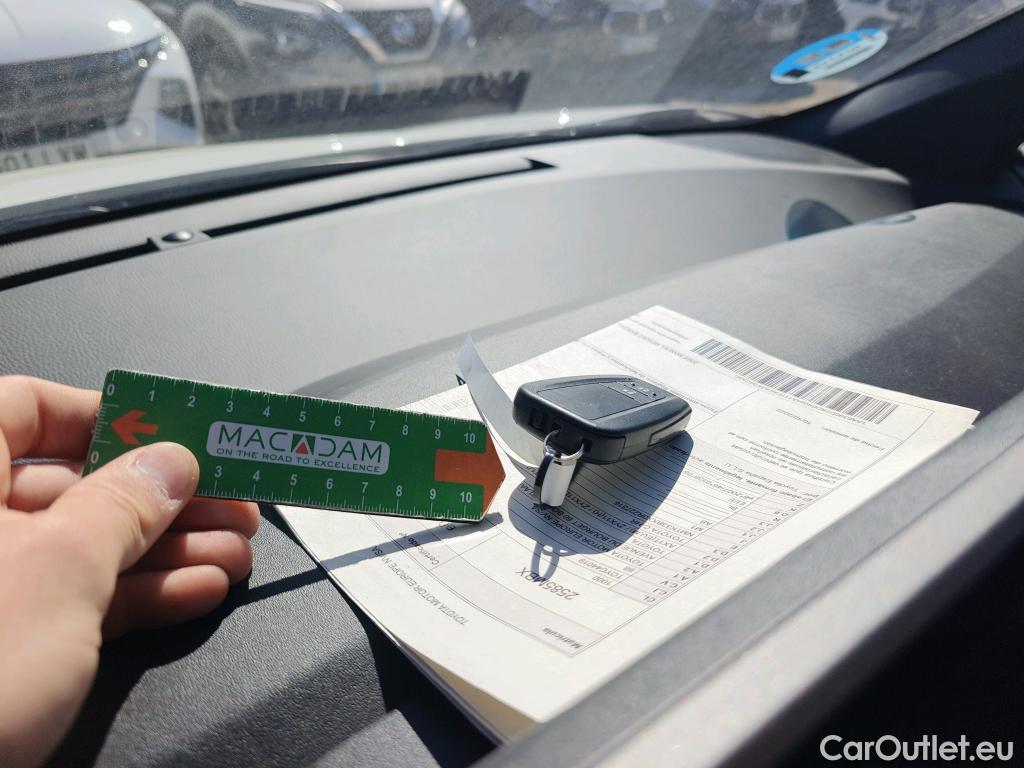  Toyota  C-HR TOYOTA  / 2019 / 5P / todoterreno 1.8 125H Active #4