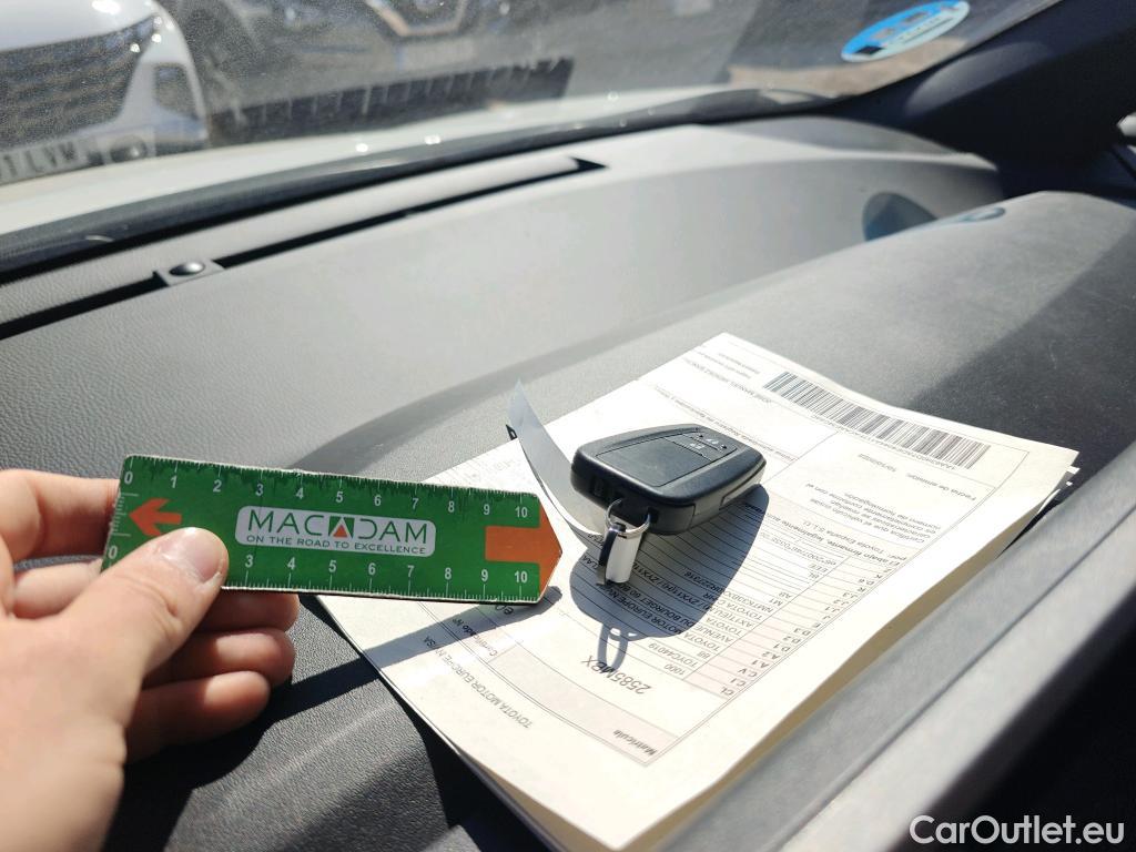  Toyota  C-HR TOYOTA  / 2019 / 5P / todoterreno 1.8 125H Active #3