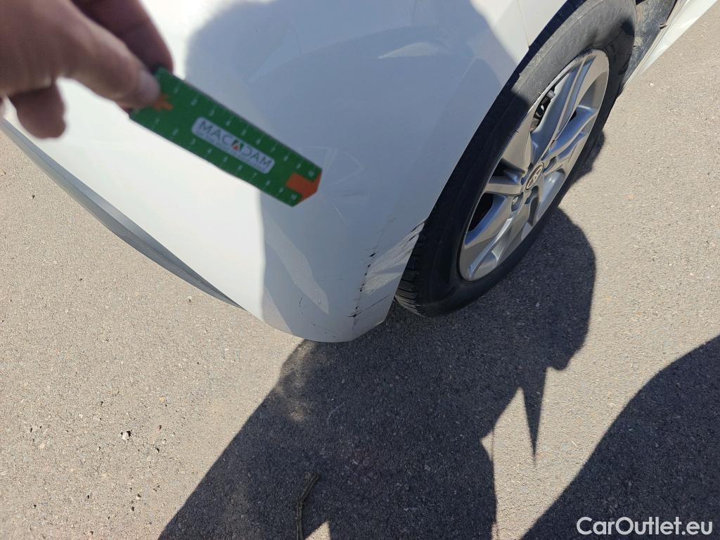  Toyota  Yaris TOYOTA  / 2020 / 5P / berlina con portón 1.5 120H Active Tech #40