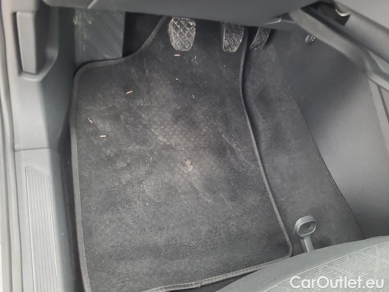  Volkswagen  Golf  VIII (CD1) (2019) 1,5 TSI 96 Life 5d #4